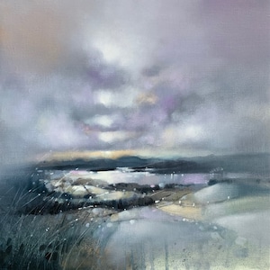 以下が含まれることがあります： 湖が遠くに見える風景画。空は柔らかな紫とピンクで、雲がかかっています。手前は草地です。