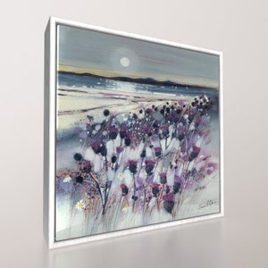 Peut inclure: Une peinture représentant un paysage marin avec une lune dans le ciel et un champ de fleurs sauvages violettes au premier plan. La peinture est encadrée d'un cadre blanc.
