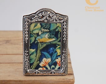 Moldura vintage Mappin & Webb de 1992 com detalhe de laço ornamentado em filigrana, em prata de lei, com fundo de veludo.