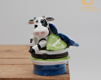 Caixa dobrável de porcelana em formato de vaca da Villeroy & Boch para joias e objetos diversos.