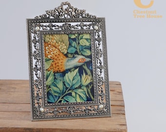 Moldura vintage para fotos com design ornamentado em filigrana, estilo vitoriano, em metal.