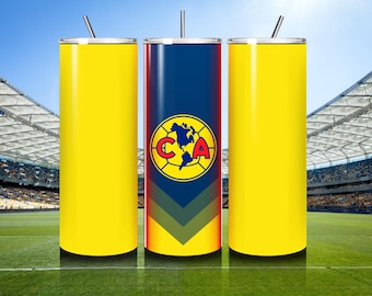Puede incluir: Tres vasos de acero inoxidable amarillos con un logotipo azul y amarillo de un equipo de fútbol. El logotipo presenta un globo terráqueo con las letras "C.A." en su interior. Los vasos están sobre una superficie verde de césped frente a un estadio.