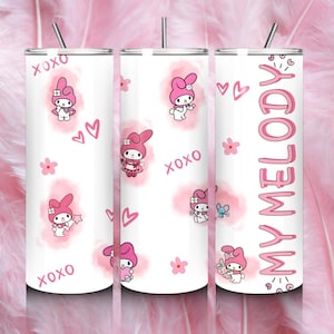 Puede incluir: Tres vasos de acero inoxidable blancos con diseños rosa y blanco con My Melody, un personaje de dibujos animados. Los vasos tienen corazones rosas, flores y el texto "XOXO" y "My Melody".