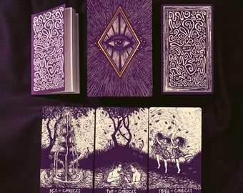 Könnte beinhalten: Tarot-Kartendeck mit Illustrationen des As, der Zwei und der Drei der Kelche. Die Karten haben ein lila und weißes Farbschema mit komplizierten Designs. Das As der Kelche zeigt einen Brunnen in einem Wald, die Zwei der Kelche zeigt zwei Figuren in einem Gewässer, und die Drei der Kelche zeigt drei Figuren, die in einem Gewässer tanzen.