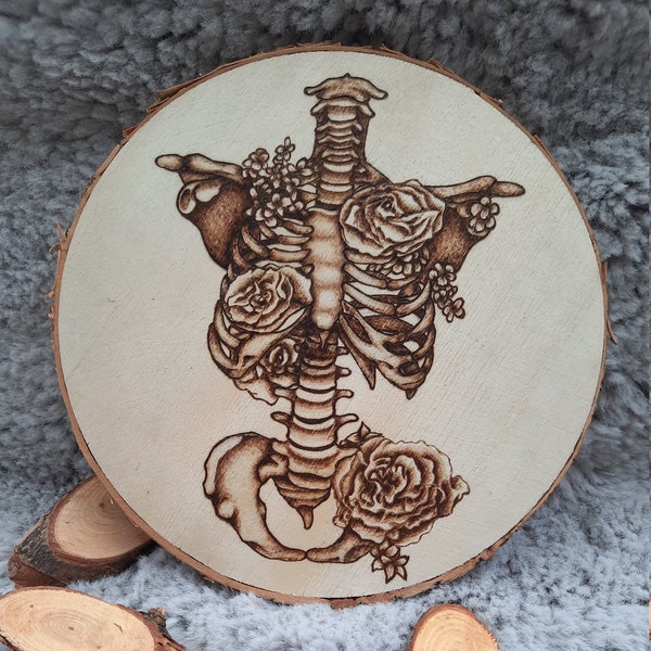 Holzplatte mit Skelett & Blumen