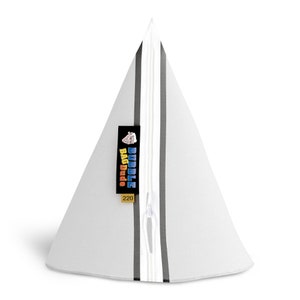 Puede incluir: Bolsa triangular blanca con cierre de cremallera y dos rayas negras. La bolsa tiene una etiqueta que dice "BUBBLE BAG DUDe" con el número "220" impreso en ella.