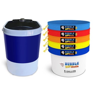 Könnte beinhalten: Eine blaue und weiße tragbare Waschmaschine mit schwarzem Deckel und einem Drehknopf. Daneben stehen fünf bunte, stapelbare 5-Gallonen-Eimer mit dem Aufdruck "BUBBLE BAG Dude".