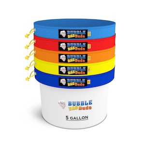 Puede incluir: Un conjunto de cinco bolsas de tela redondas y coloridas con las palabras "Bubble Bag Dude" y un personaje de dibujos animados impreso en ellas. Las bolsas están apiladas sobre un cubo blanco de 5 galones.