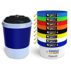 Puede incluir: Un cubo azul y blanco de 5 galones con el texto "BUBBLE BAG Dude" y "5 GALLON" en la parte delantera. El cubo está rodeado por 10 tapas de colores en azul, verde, rojo, naranja, negro, amarillo, blanco y azul.