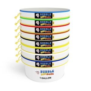 Puede incluir: Una pila de contenedores de plástico blanco con tapas de colores. Cada tapa tiene un logotipo que dice "Bubble Bag Dude" y un número. El contenedor de abajo dice "1 Gallon".