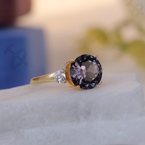 Anillo de alejandrita redonda con diamante CZ triangular, anillo de compromiso de tres piedras en oro vermeil de 14k, plata 925, gema que cambia de color, regalo para ella.