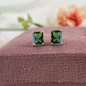 Impresionantes aretes de turmalina verde de talla radiante de 7x9, hechos a mano en oro vermeil de 14k o plata de ley 925, una joya clásica minimalista.
