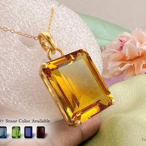 Peut inclure: Un collier doré avec un grand pendentif en pierre jaune rectangulaire à facettes. Le texte 10+ Stone Color Available est imprimé près de quatre petites icônes de pierres rectangulaires bleu, vert, bleu foncé et rouge foncé. Le logo CraftBySingh est visible.