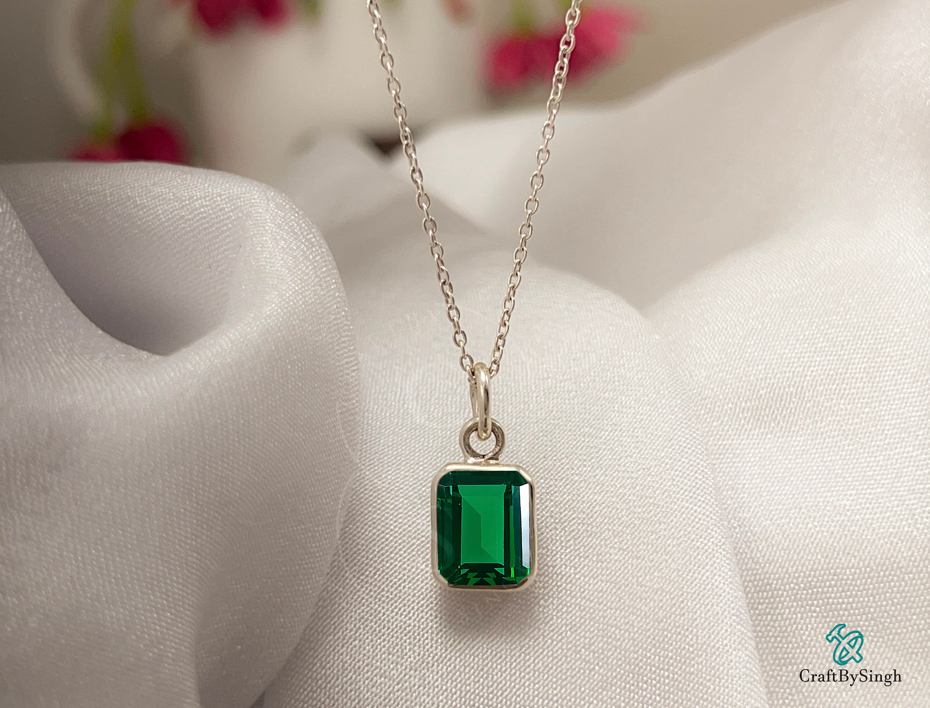 Collier Vintage Argenté Avec Pendentif Cristal émeraude - Modèle 747 - Occasion Bon état
