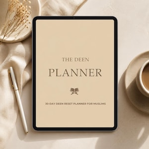 Può includere: Un tablet digitale che mostra "THE DEEN PLANNER" in testo marrone, con un'icona e la scritta "30-DAY DEEN RESET PLANNER FOR MUSLIMS." Il tablet è su una superficie beige, con una penna e una tazza di caffè visibili.