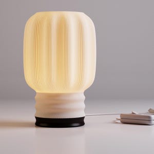Burst bordslampa – Snygg och funktionell belysning för mysiga interiörer