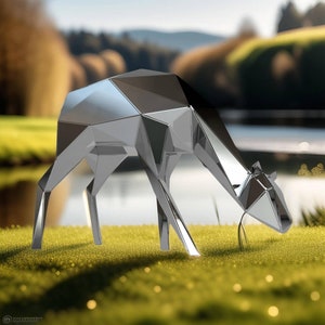 Pode incluir: Uma escultura de veado geométrico de prata com um acabamento brilhante e reflexivo. A escultura está em pose como se estivesse pastando na grama.