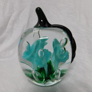 Gibson Art Glass Apple Flower Controlled Bubble Paperweight 1988