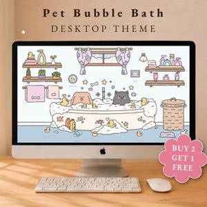 Op de afbeelding: Een computermonitor met een Pet Bubble Bath bureaubladthema-illustratie met een badkuip vol bubbels, een hond, een kat, badeendjes, planken met toiletartikelen, een raam met gordijnen en een wasmand op een lichtblauwe vloer.