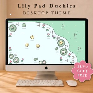 Op de afbeelding: Een computermonitor met een Lily Pad Duckies bureaubladthema met een lichtgroene en blauwe vijverachtergrond met gele eendjes, waterlelies en kleine roze bloemen. De tekst op het scherm luidt Lily Pad Duckies DESKTOP THEME.