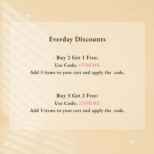 Op de afbeelding: Een lichtbeige afbeelding met donkerbruine tekst die Everday Discounts leest. Het vermeldt Buy 2 Get 1 Free met code 1THEME, met de instructie om 5 items aan de winkelwagen toe te voegen, en Buy 3 Get 2 Free met code 2THEME, ook 5 items toe te voegen.