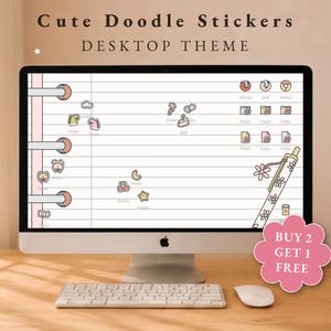 Pode incluir: Um monitor de computador exibindo um tema de área de trabalho com fundo de papel pautado, vários ícones de rabiscos pequenos e um gráfico de caneta floral. O texto diz Cute Doodle Stickers DESKTOP THEME. Um emblema rosa mostra BUY 2 GET 1 FREE.