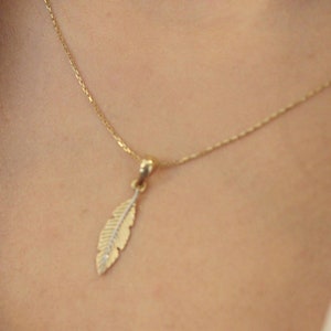 Collana con piuma in oro 14k, piuma in oro massiccio, ciondoli a forma di foglia, gioielli delicati, gioielli a strati, regalo per lei, collana per tutti i giorni, arte fatta a mano