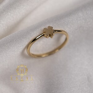 Anillo de trébol de oro de 14 quilates, anillo de oro unisex, anillos apilables minimalistas, anillo hecho a mano, regalo para ella, arte dorado