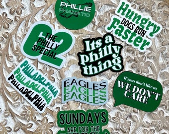 Puede incluir: Una colección de pegatinas verdes y blancas con varios diseños con temática de Filadelfia, que incluyen "The Philly Special", "Its a Philly thing", "Eagles", "Sundays are for the Birds", "Hungry Dogs Run Faster" y "Phillies Phanatic".