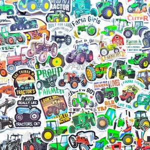 Puede incluir: Una colección de pegatinas de tractores coloridos en varios diseños y tamaños. Las pegatinas presentan tractores en verde, rojo, azul y naranja, con texto como "Farm Girl" y "Tractor's Farmer". Las pegatinas son adecuadas para decorar.
