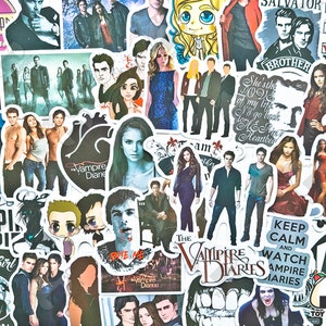 50 pezzi "Vampire Diaries" Sticker Pack / Supernatural / Damon Salvatore / Elena Gilbert / tvd / Klaus Mikaelson / Mystic Falls / Teen Fandom