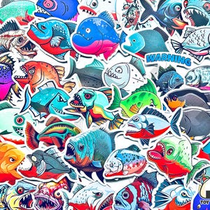 Pode incluir: Uma coleção de adesivos de peixes coloridos com vários desenhos, incluindo um peixe vermelho com um sinal de aviso, um peixe azul com barriga branca e um peixe verde com barriga branca. Os adesivos estão todos em um fundo branco.
