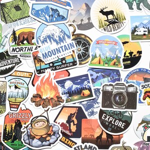 Lot de 50 autocollants sur le thème « Camping » | Autocollants mignons | Randonnée pédestre | Extérieur | Autocollants de voyage | Montagne | Chasse | Stickers aventures en plein air