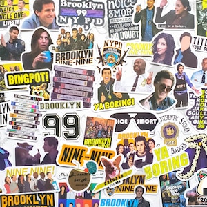 Könnte beinhalten: Eine Sammlung bunter Aufkleber mit Charakteren und Zitaten aus der Fernsehserie "Brooklyn Nine-Nine". Die Aufkleber zeigen die Hauptfiguren der Serie, darunter Jake Peralta, Amy Santiago, Captain Holt, Rosa Diaz und Charles Boyle. Die Aufkleber zeigen auch verschiedene Zitate aus der Serie, wie "Bingpot!" und "Noice Smort".