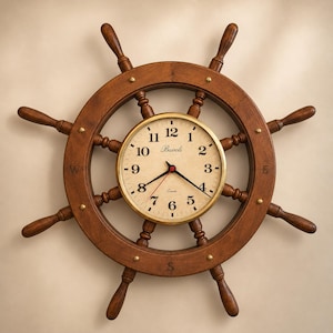 Puede incluir: Un reloj de pared con forma de timón de barco de madera con un marco circular de latón. La esfera es de color crema con números arábigos negros, el texto Buvoli y la palabra Quartz. El timón cuenta con ocho radios y puntos cardinales.