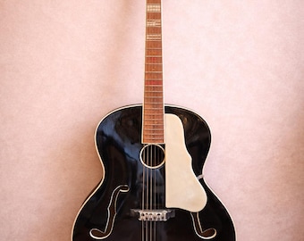 Vintage Hoyer Archtop Jazz Guitar “Herr im Tailcoat” – German Hollow Body Guitar – Mid Century Jazz Instrument – Collectible Acoustic Guitar