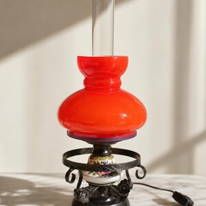 Lámpara de aceite eléctrica vintage | Lámpara de mesa de cristal opalino rojo estilo era espacial | Lámpara de huracán retro | Iluminación ambiental de mediados de siglo | Porcelana floral