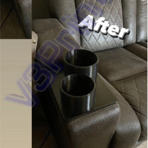 Puede incluir: Fotos de antes y después de un reposabrazos de sofá. La foto de antes muestra un solo portavasos. La foto de después muestra dos portavasos negros montados en una superficie negra.