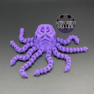 Puede incluir: Un pulpo de color morado impreso en 3D con una cabeza geométrica y ocho tentáculos. El pulpo está hecho de un material plástico liso.