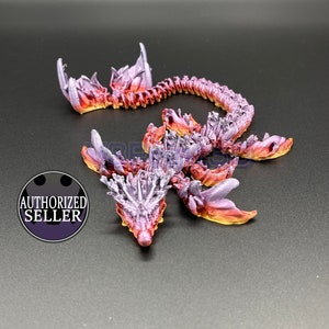 Puede incluir: Un modelo de esqueleto de dragón impreso en 3D con un esquema de color morado y naranja. El modelo está en posición de arrastre con la cabeza levantada.