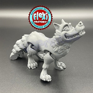 Puede incluir: Una figurita de lobo articulada impresa en 3D de color gris con una sonrisa de dientes. La figurita está en posición de caminar con las patas y la cola moviéndose. La figurita está hecha por Flexi Factory.