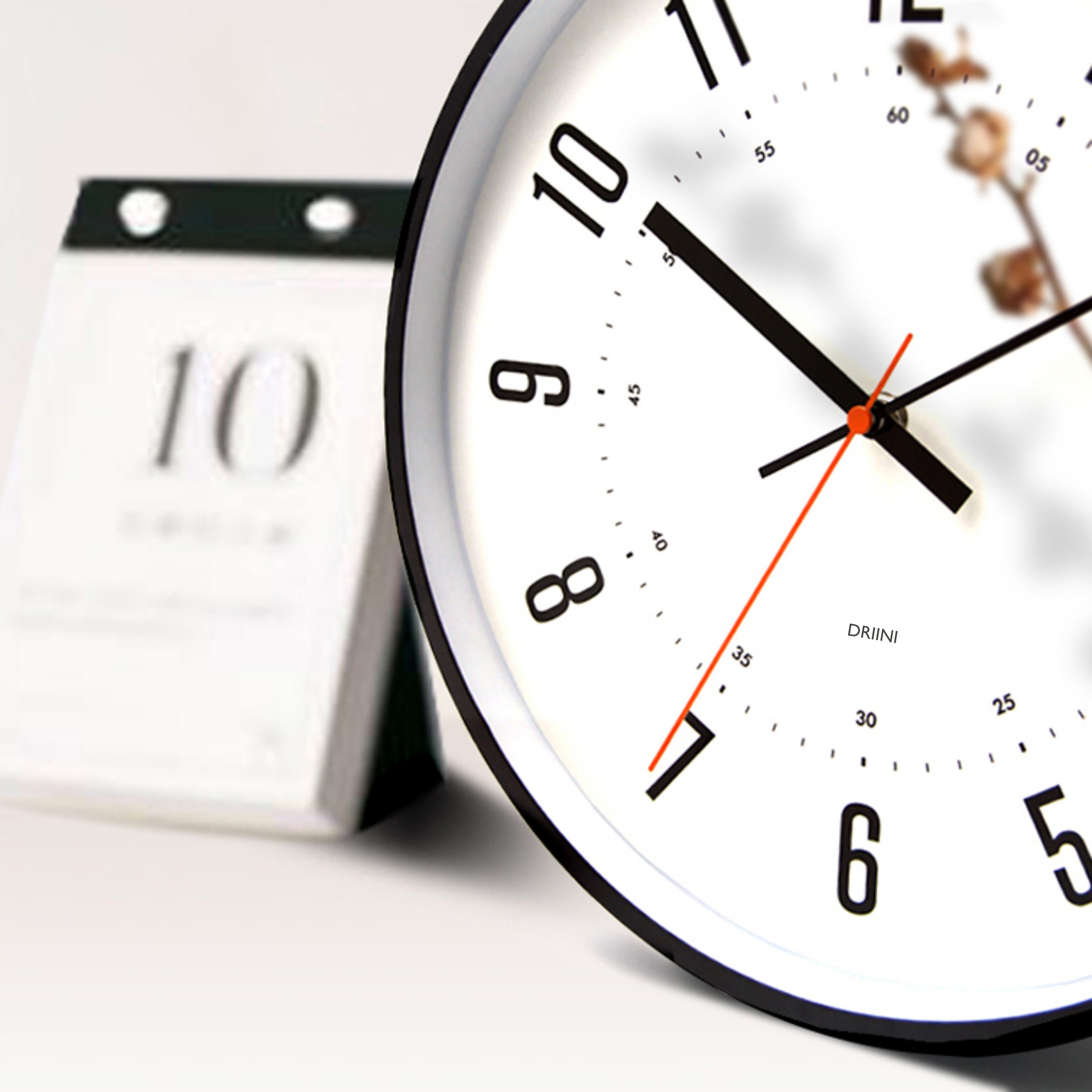 .Bedside Small Silent No-Tick Alarm Clock Quartz Battery Operated Wake Up  Clock.