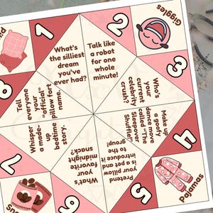 Puede incluir: Un juego de adivinación de papel rosa y blanco con preguntas para una pijamada. El juego tiene ocho secciones con preguntas como "¿Cuál es el sueño más tonto que has tenido?" y "¿Quién es tu flechazo famoso?"
