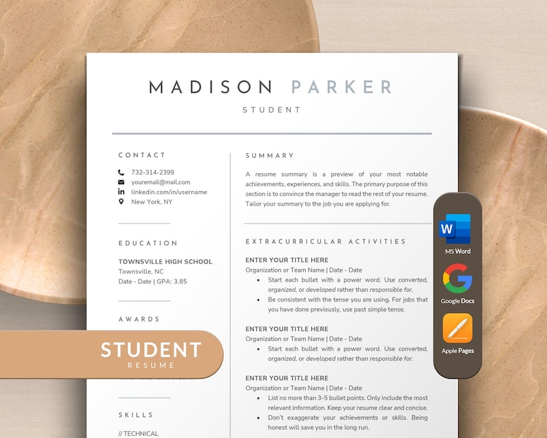 Puede incluir: Una plantilla de curr&iacute;culum para estudiantes, con secciones para informaci&oacute;n de contacto, resumen, educaci&oacute;n, premios, habilidades y actividades extracurriculares. La plantilla est&aacute; dise&ntilde;ada en un estilo minimalista con un fondo gris claro y texto negro.
