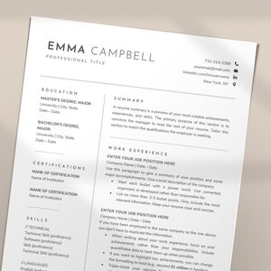 K&ouml;nnte beinhalten: Eine schwarz-wei&szlig;e Lebenslaufvorlage mit dem Namen Emma Campbell oben. Die Vorlage enth&auml;lt Abschnitte f&uuml;r Ausbildung, Zertifizierungen, F&auml;higkeiten, Zusammenfassung und Berufserfahrung.
