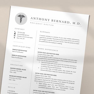 Puede incluir: Una plantilla de curr&iacute;culum vitae en blanco y negro para un m&eacute;dico residente. La plantilla incluye secciones para informaci&oacute;n de contacto, certificaciones, educaci&oacute;n, experiencia laboral y habilidades. La plantilla tambi&eacute;n incluye un s&iacute;mbolo m&eacute;dico.