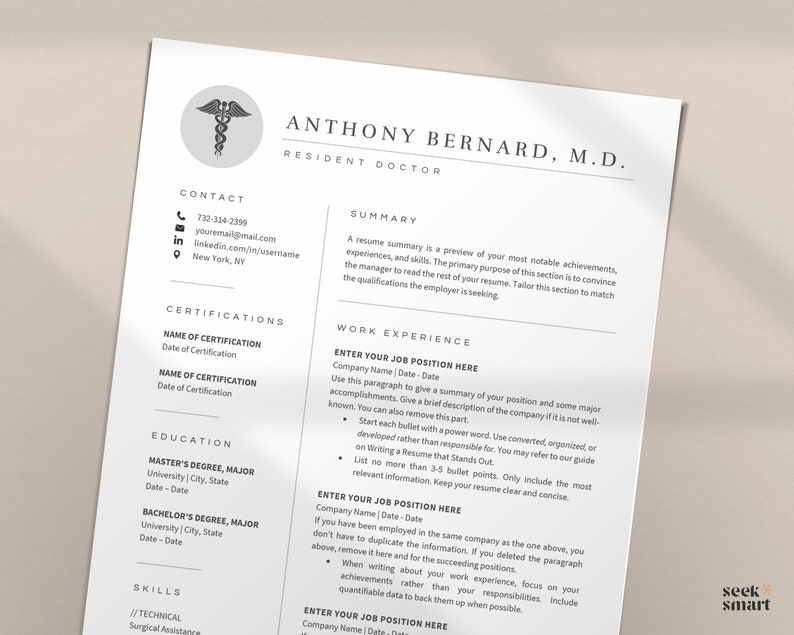 Puede incluir: Una plantilla de curr&iacute;culum vitae en blanco y negro para un m&eacute;dico residente. La plantilla incluye secciones para informaci&oacute;n de contacto, certificaciones, educaci&oacute;n, experiencia laboral y habilidades. La plantilla tambi&eacute;n incluye un s&iacute;mbolo m&eacute;dico.
