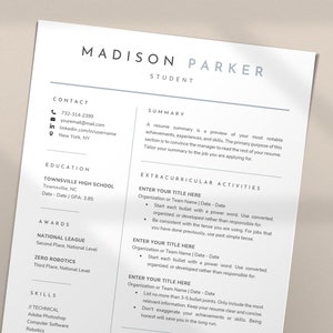 Puede incluir: Una plantilla de curr&iacute;culum vitae en blanco y negro con el t&iacute;tulo "Madison Parker, Estudiante". El curr&iacute;culum incluye secciones para informaci&oacute;n de contacto, resumen, educaci&oacute;n, premios, habilidades y actividades extracurriculares. La plantilla est&aacute; dise&ntilde;ada para ser f&aacute;cilmente personalizada con informaci&oacute;n personal.
