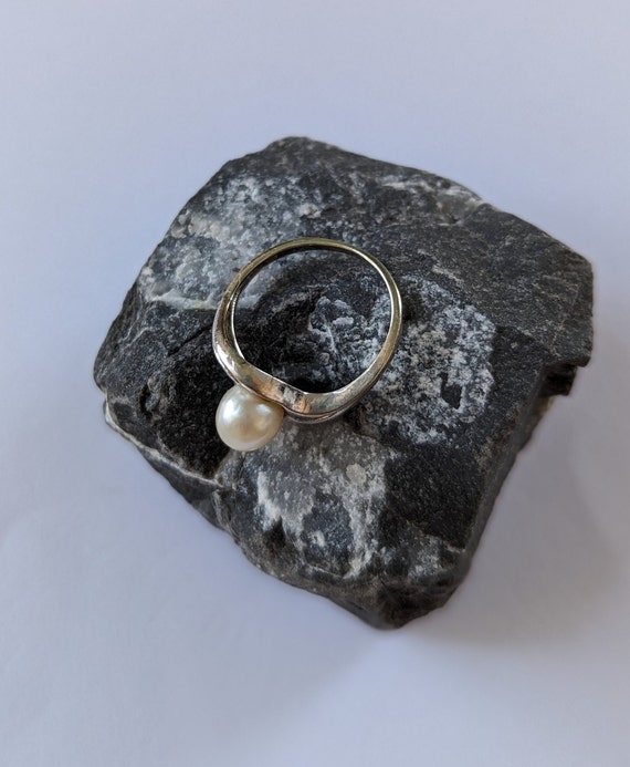 14K Solid White Gold Pearl Ring - image 3