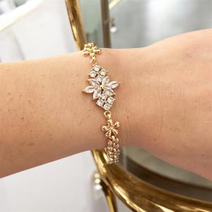 Flower Bracelet, Gold Bracelet Delicate Floral Bracelet, Gift for Her, Women&#39;s Bracelet, CZ Stone, Bridal Jewelry, Diamond Shape bracelet